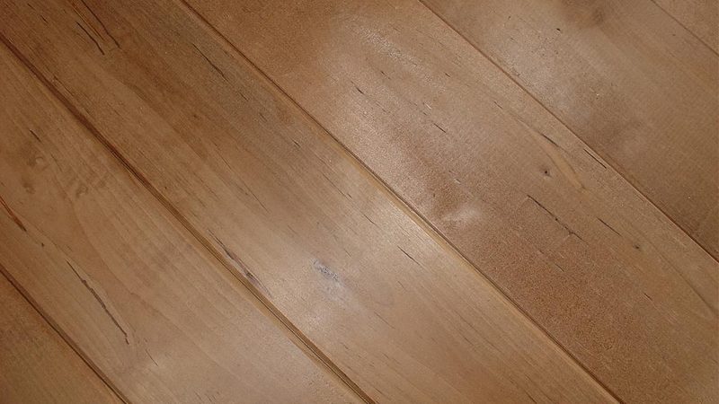 石塑地板批发价格揭秘：一箱多少钱？**